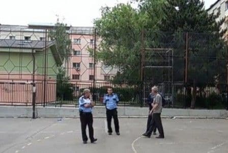 Doi copii au ajuns la spital după ce au căzut de pe o schelă din curtea şcolii