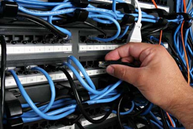 ATENȚIE! Un telefon care se vinde şi în România e dotat cu un program de spionaj din China