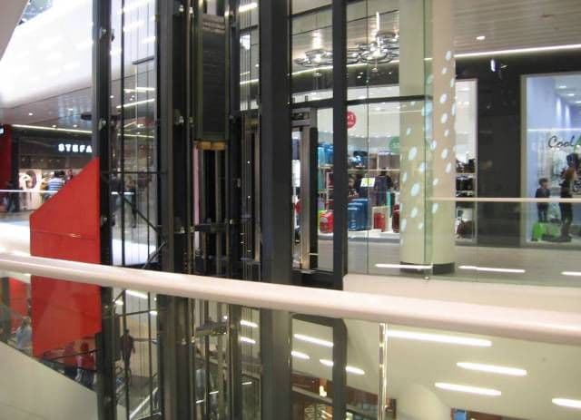 Panică la Uvertura Mall. Mai multe persoane au rămas blocate în liftul de sticlă