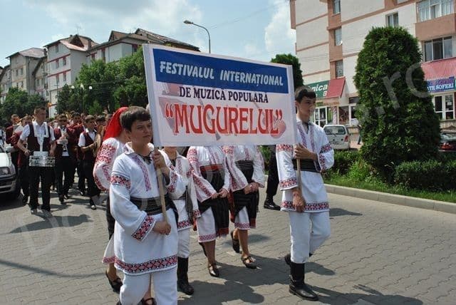 Duminică are loc parada Festivalului Internațional de muzică populară „Mugurelul” 2014. Vezi detalii!