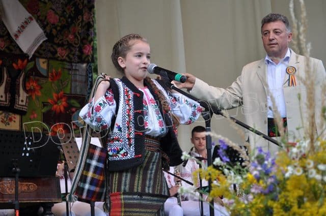 Vezi imagini din prima zi de concurs a Festivalului Internațional de muzică populară „Mugurelul” Dorohoi 2014 - FOTO