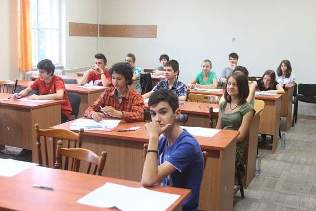 Peste 160.000 de absolvenţi de clasa a 8-a sunt aşteptaţi astăzi la examen