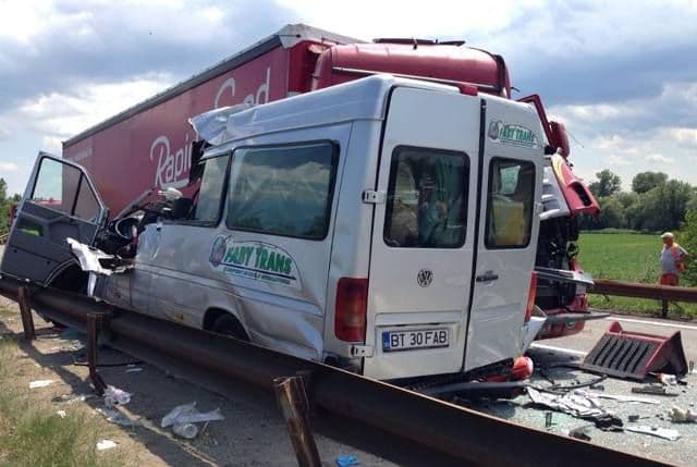 Microbuzul implicat în cumplitul accident din Mureş aparţine unei firme din Botoşani!