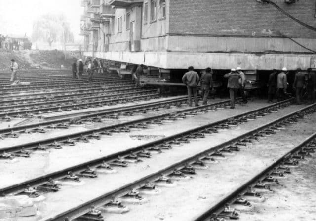 Imagini uluitoare: În 1987, un bloc cu 80 de apartamente a fost mutat pentru a scăpa de demolare