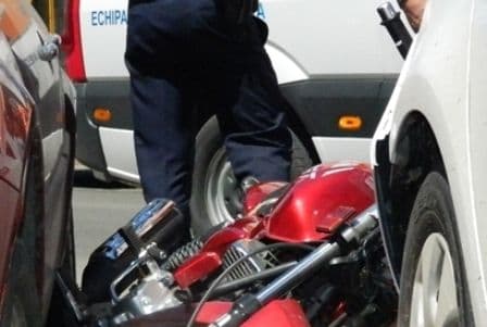 Mopedist rănit după ce a intrat în coliziune cu o maşină 