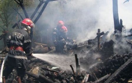 Detaşamentul de Pompieri Dorohoi a intervenit în stingerea unui adăpost de animale incendiat