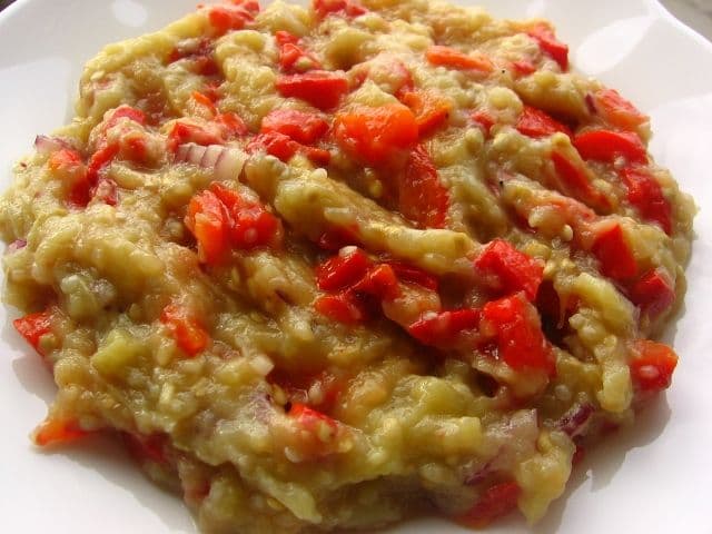 Salată de vinete cu roşii