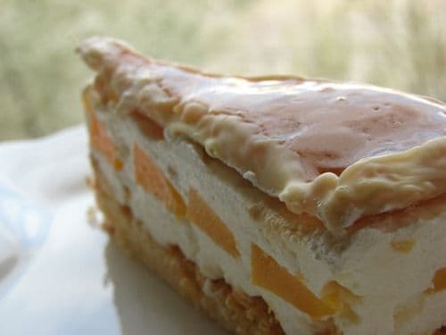 Tort cu piersici și caramel