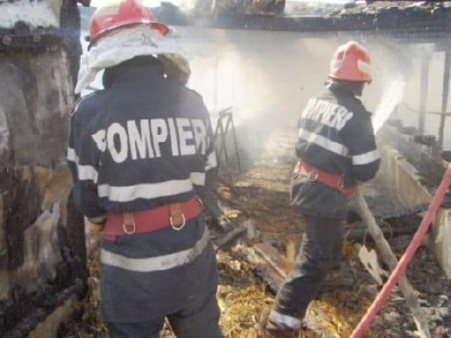 Pagube de peste 8.000 lei la o locuinţă din Hudești, aprinsă de un scurtcircuit electric