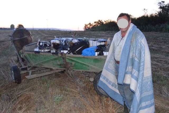 Peste 6.000 pachete de ţigări de contrabandă trecute peste Prut cu o funie şi o lansetă şi transportate cu căruţa depistate la frontieră - FOTO