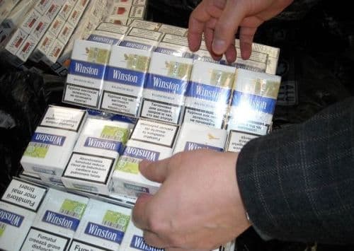 Țigări de contrabandă confiscate de polițiștii din Dorohoi unei femei depistate pe Bulevardul Victoriei
