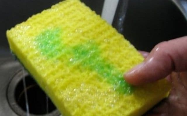 Care este cel mai murdar obiect din casă. Culmea, este folosit la curăţenie: „Are 10 milioane de microbi pe 2 cm pătraţi”