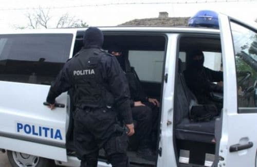 Bărbat reţinut și 12 persoane bănuite de comerț ilegal cu țigarete în urma percheziţiilor de astăzi dimineaţă