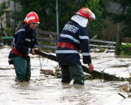 Pompierii intervin pentru înlăturarea efectelor produse de fenomenele meteorologice periculoase