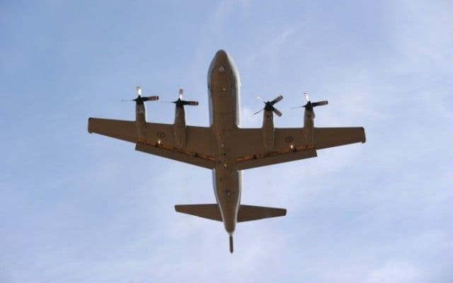 Șocant! Elemente desprinse din motorul unui avion au căzut pentru o casă şi mai multe maşini