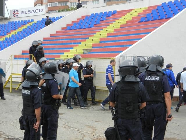 Activitate practică executată de jandarmii botoșăneni pe stadionul FC Botoșani - FOTO