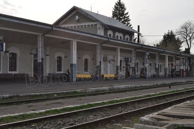 Polițistul local din Dorohoi găsit inconștient a fost lovit de o locomotivă. Acesta a fost transferat la Iași!