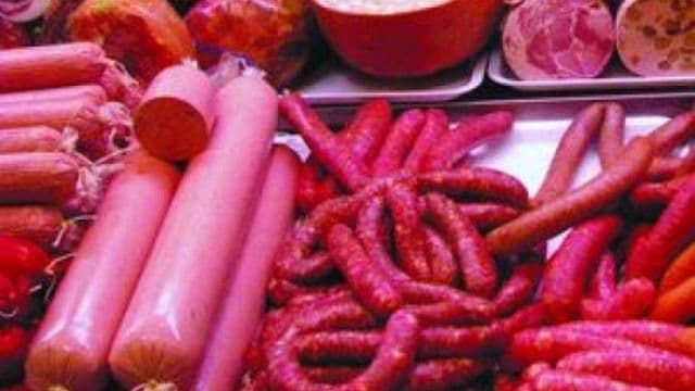 Deșeuri alimentare, în loc de mezeluri. Ce conțin preparatele ieftine