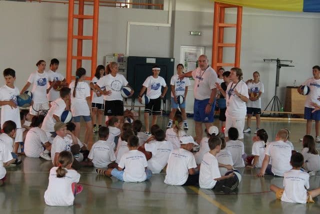 Tabără de baschet organizată de voluntari ai Asociaţiei HCI din Dorohoi şi din SUA - FOTO