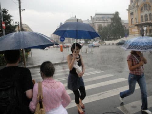 Atenție! Informare meteorologică de averse cu caracter torenţial, descărcări electrice şi intensificări ale vântului în toată țara