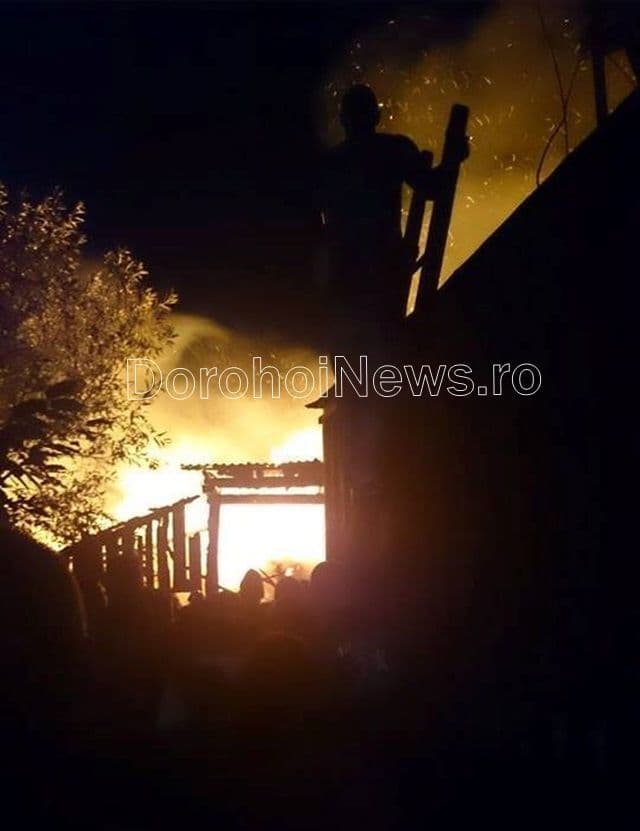 Incendiu violent marți seară la o anexă gospodărească din Dersca - FOTO