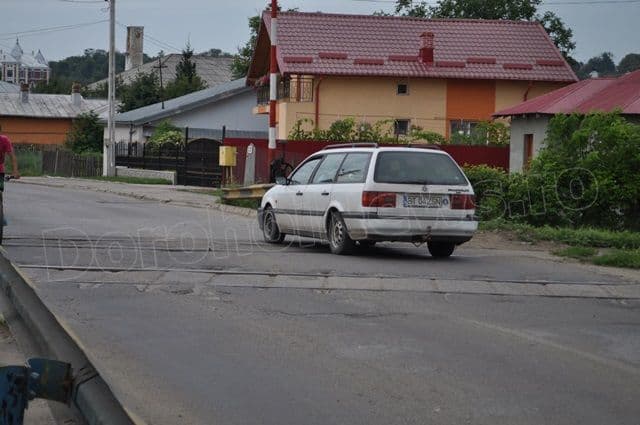 Primim la redacţie: Trecerea la nivel cu calea ferată, o adevărată provocare - FOTO