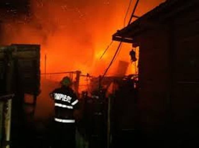 UPDATE - Incendiu violent marți seară la o anexă gospodărească din Dersca
