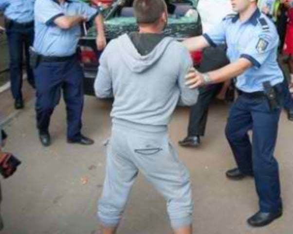 Altercație în trafic între un șofer în stare de ebrietate și un pieton accidentat