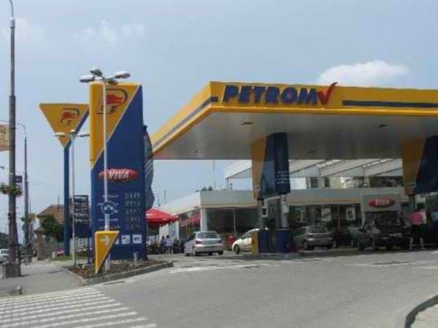 Petrom ieftineşte benzina, la miezul nopţii