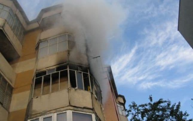 Apartament incendiat de un scurtcircuit electric
