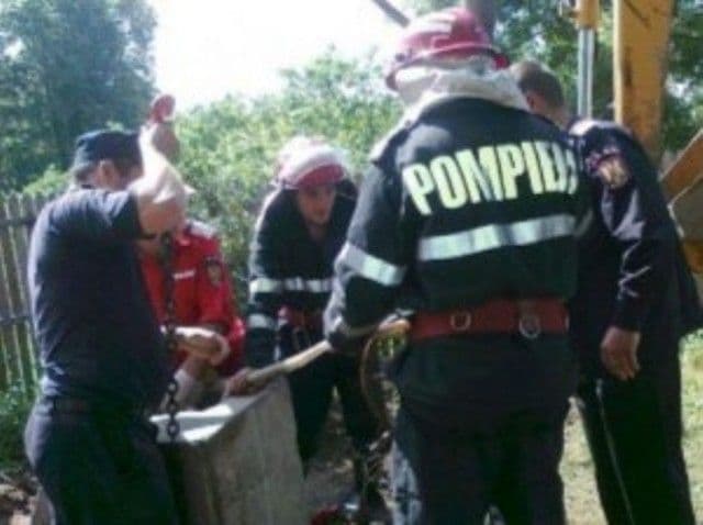 Femeie căzută într-o fântână, salvată de pompieri