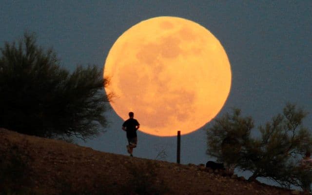 Spectacol astronomic magnific duminică seara, când cerul va fi luminat de o Super-Lună 