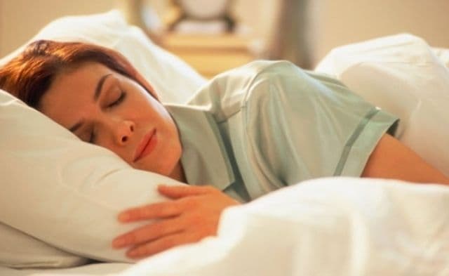 Ce să faci ca să-ți „programezi” organismul să ardă grăsimea în timp ce dormi?