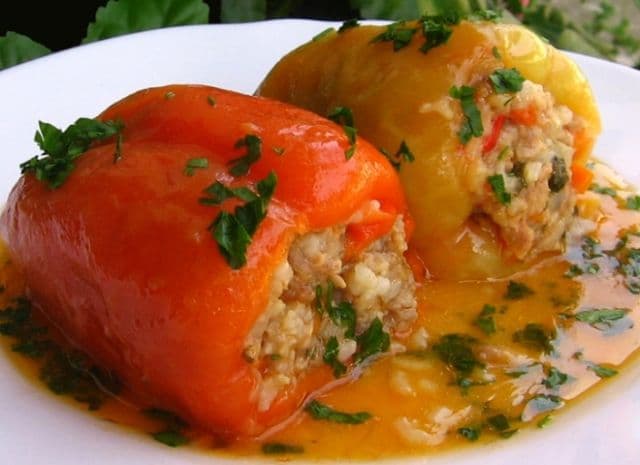 Ardei umpluţi cu legume și carne