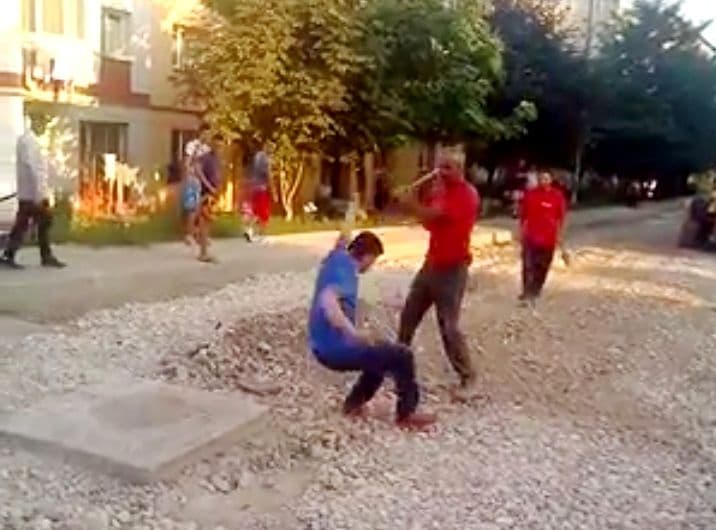 Primim la redacţie: Se întâmplă în Dorohoi! VIDEO - Angajații unei firme care se ocupă cu reabilitarea străzilor, fac legea