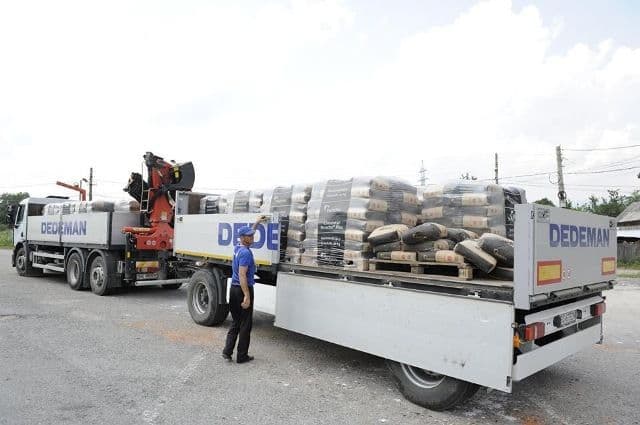 Luptătorii Superkombat au împărţit materiale de construcţii şi ajutoare sinistraţilor din Vaideeni - FOTO