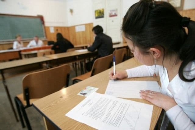 A doua sesiune a examenului de Bacalaureat începe astăzi. Peste 63.000 de absolvenţi de liceu s-au înscris