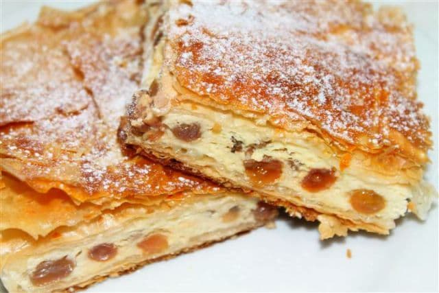 Plăcintă cu brânză dulce și stafide