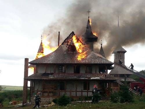 Pompierii dorohoieni solicitați pentru a interveni la incendiul devastator produs la Schitul Lebăda - FOTO