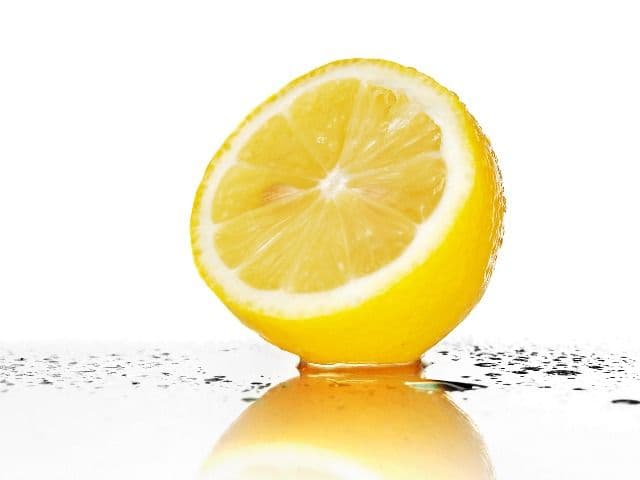 Cum te ajută coaja de lămâie să îţi albeşti dinţii