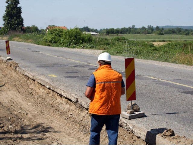 O firmă din Botoșani reabilitează drumul județean DJ 282 Iași-Botoșani. Termen final luna octombrie