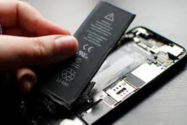 Apple va schimba gratuit bateriile unor telefoane iPhone 5
