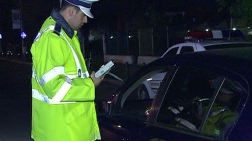 Un tânăr a ajuns cu mașina într-un gard după ce s-a urcat beat la volan