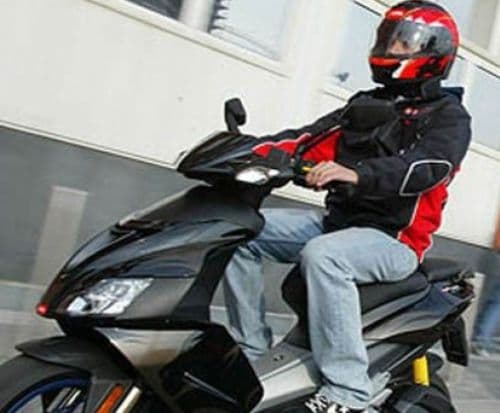 Depistat de polițiștii de frontieră din Dorohoi conducând un moped deși nu deținea permis de conducere