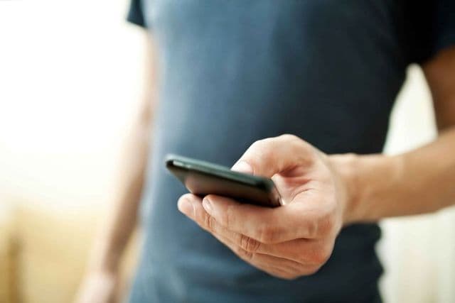 Atenţie cu cine vorbiţi la telefon! Escrocii au inventat o nouă metodă pentru a păcăli oamenii