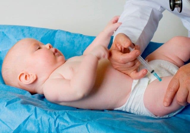 Zeci de mii de bebeluşi, chemaţi la vaccinat împotriva hepatitei B