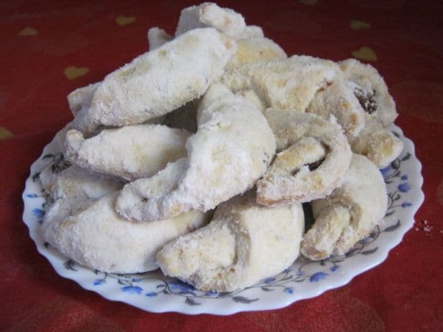 Cornulețe cu gem de prune și nucă