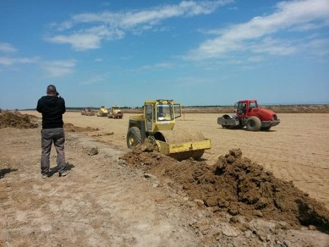 Un muncitor a murit strivit de un mal de pământ pe şantierul Aeroportului Suceava