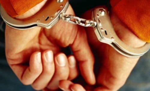 Bărbat bănuit de comiterea mai multor genuri de infracţiuni, depistat şi reţinut de poliţişti