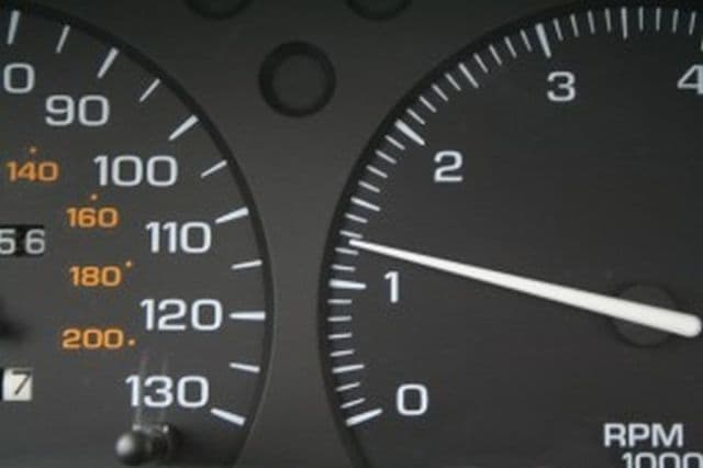 Toţi şoferii trebuie să ştie asta. Ce se întâmplă dacă laşi maşina cu motorul pornit atunci când staţionezi